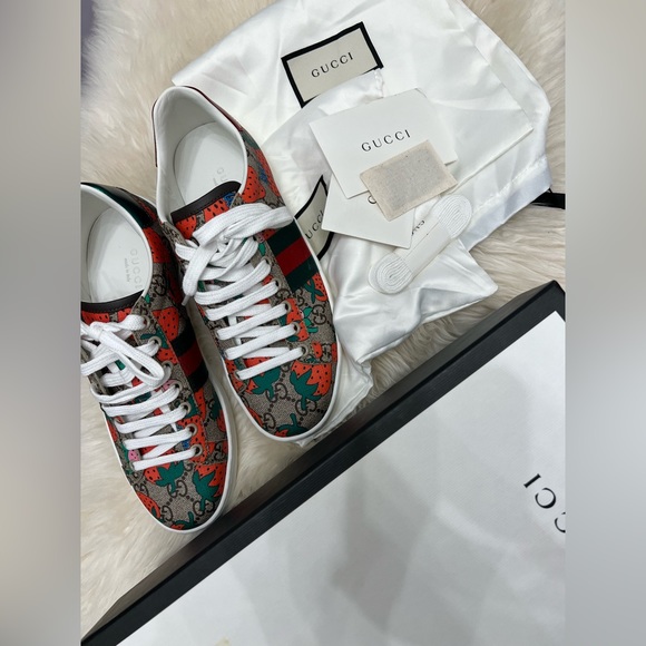 Brand new Gucci Ace sneakers with strawberries - Picture 5 of 6